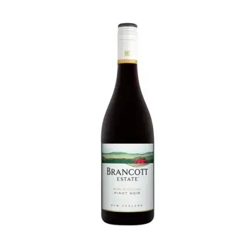 Вино Brancott Estate Pinot Noir в стильной бутылке, отражающей его изысканный вкус и аромат.