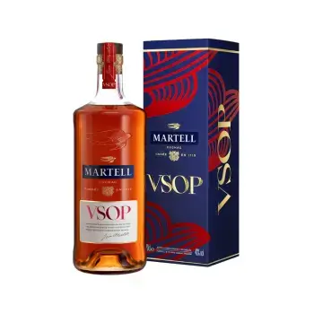 Коньяк Martell VSOP и его упаковка, оформленная в классическом стиле, оформление атмосферы изысканностью и роскоши.