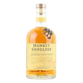Виски Monkey Shoulder Blended Malt в круглой стеклянной бутылке со светло-желтой этикеткой и деревянной пробкой.