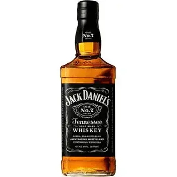 Виски Jack Daniel's Old No. 7 в фирменной квадратной бутылке с черной этикеткой и рельефным текстом на стекле.