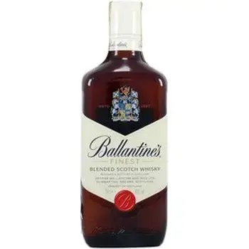 Премиальный виски Ballantine's Finest со вкусом ванили и фруктов в оригинальной бутылке темно-коричневого стекла.