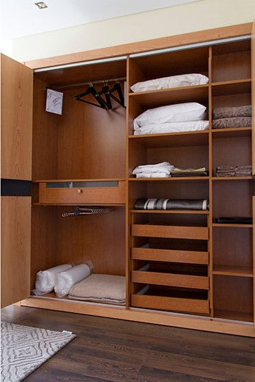 Roupeiros Embutidos com portas de harmónio