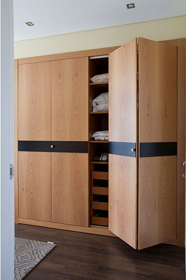 Roupeiros Embutidos com portas de harmónio