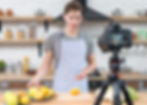 Blogger mostrando un producto | Lemon Lab