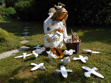 Der Engel lässt die Tauben fliegen