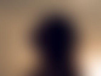 Fiatal nő az alkonyi égre néz