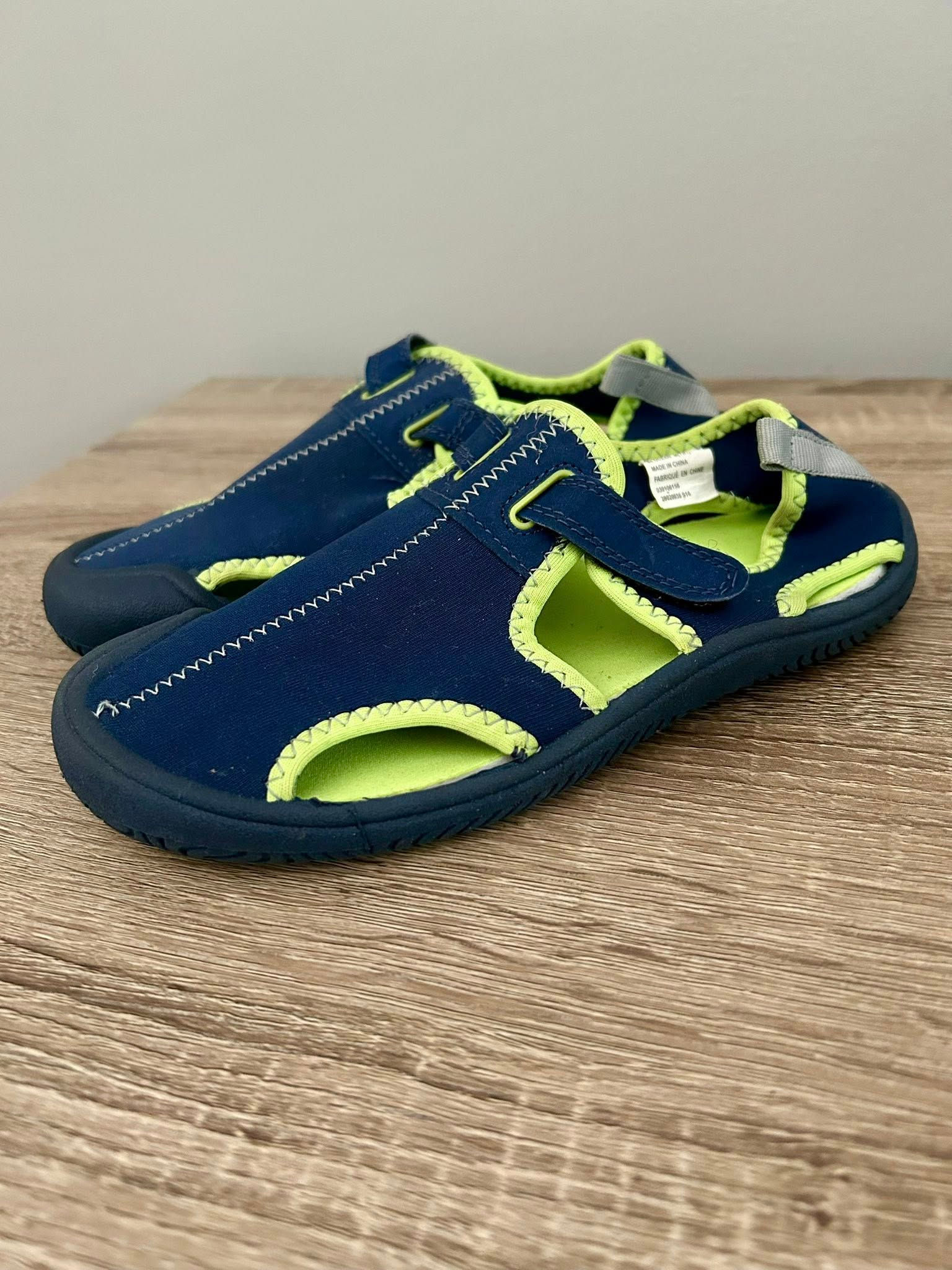 Souliers d’eau pointure 13/1 (junior)