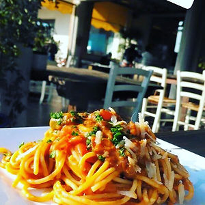 Spaghetti alle sarde alla William con pomodorini, capperi, olive e ricotta salata