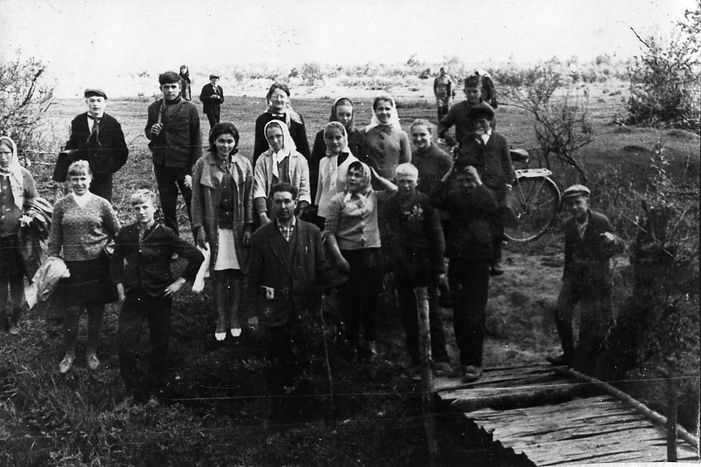 Учащиеся Троицкой школы на р.Свапе с учителем Н.Е.Кондрашовым. Фото 1969 г.