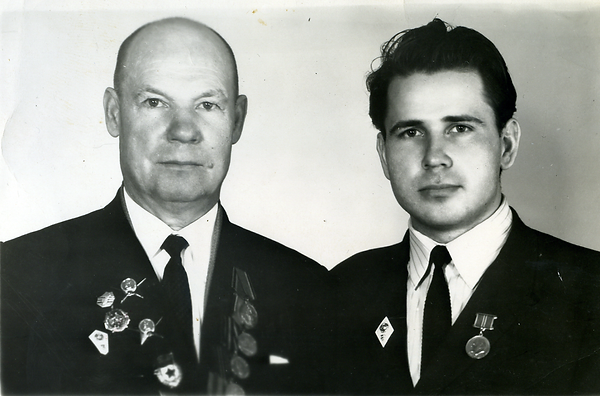 Павлухин Александр Николаевич, директор Копенской МТС, с сыном Павлухиным Александром Александровичем. Фото октябрь 1973 г.