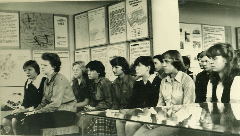 Посетители музея Трудовой славы МГОКа. Фото 1980 г.