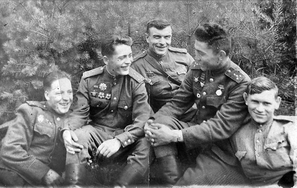 Лепехов Никита Ксенофонтович (в центре)