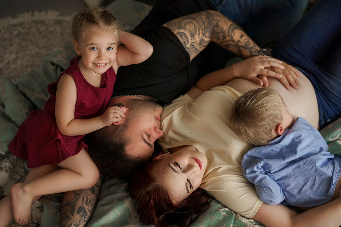 Těhotenská fotografie ženy s rodinou z Ateliéru Šebestová