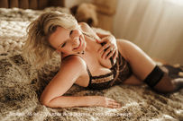 Boudoir focení ženy v Ateliér Šebestová Praha - zářivý jemný portrét ženy