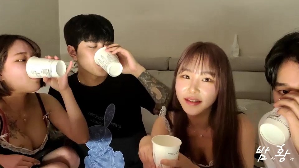 Hoya & Junbin Heavy Petting With Sisters
