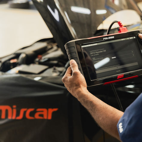 Carro avisa antes de quebrar?" da Miscar Serviços Automotivos, mostrando visualização de onda de dados de sensores com ponto de anomalia destacado em laranja, representando análise preditiva de falhas automotivas