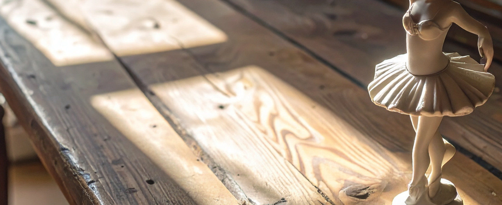 Firefly_Erstelle mir bitte ein Bild, fotorealistisch- ein alter Holztisch, mit kleinen Geb