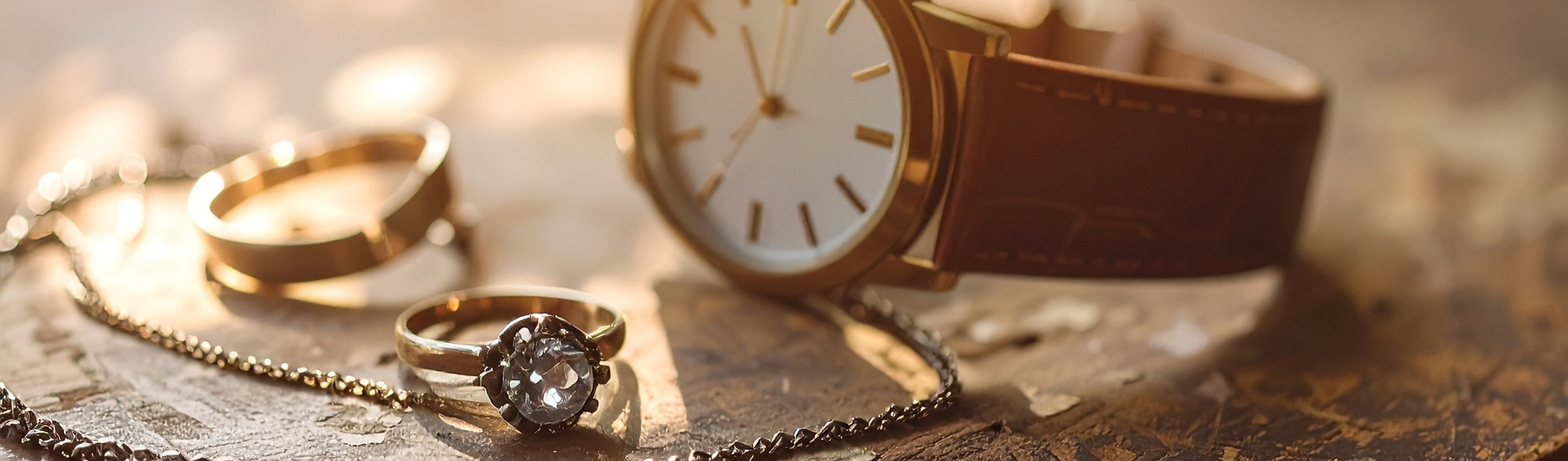 Firefly_Ein fotorealistisches Bild eines alten Holztisches mit sichtbaren Gebrauchsspuren,