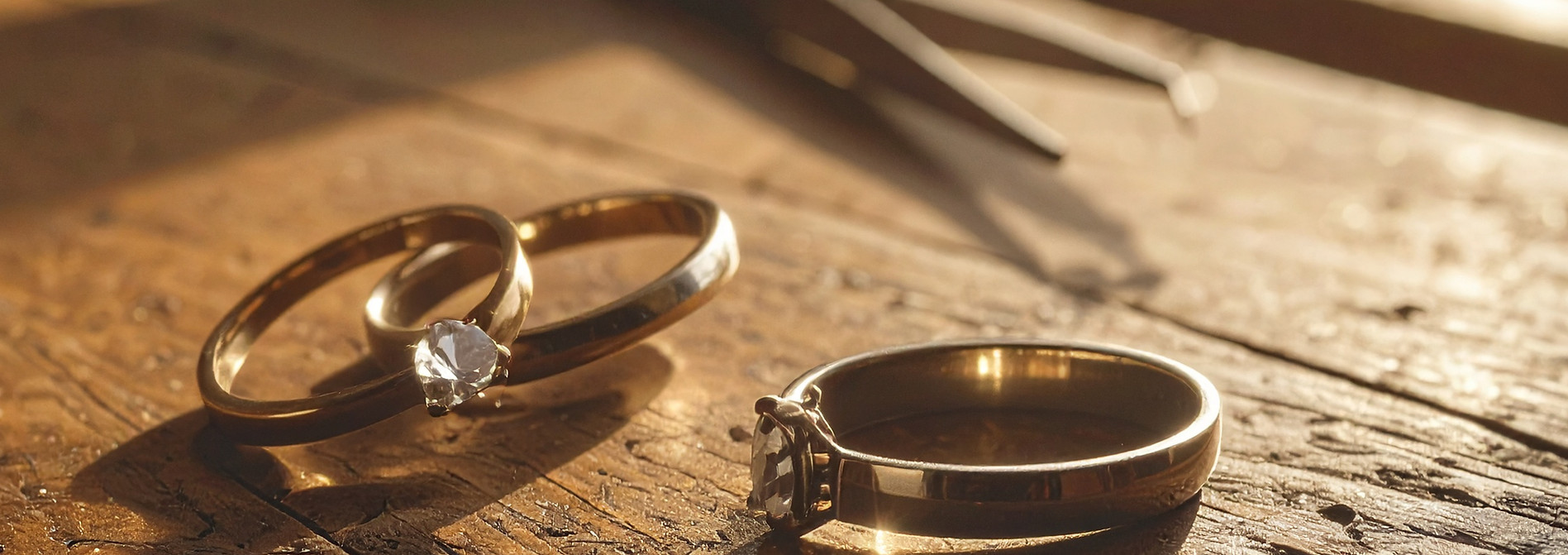 Firefly_Bitte erstelle ein fotorealistisches Bild  eines alten, edlen Holztisches mit sich