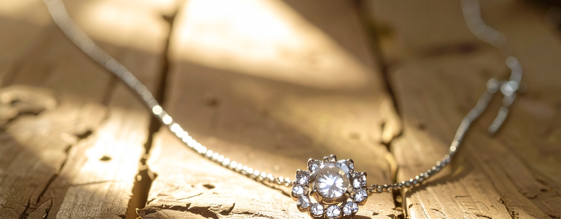 Firefly_Erstelle mir bitte ein Bild, fotorealistisch- ein alter Holztisch, mit kleinen Geb