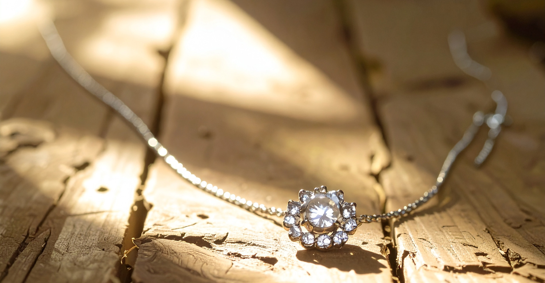 Firefly_Erstelle mir bitte ein Bild, fotorealistisch- ein alter Holztisch, mit kleinen Geb