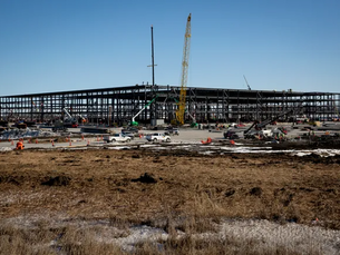 What does the Amazon fulfillment center means for Des Moines shoppers? 