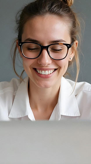 Mulher sorridente usando óculos e laptop
