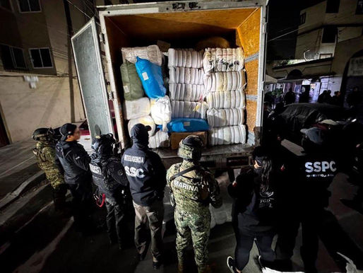 Aseguran 13 toneladas de tabaco ilegal durante cateos en Venustiano Carranza y Cuauhtémoc