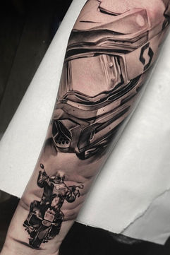 Tatuaggi fotorealistici come se fossero veri di un motociclista