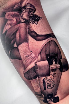 Tatuaggi fotorealistici come se fossero veri di uno skater.