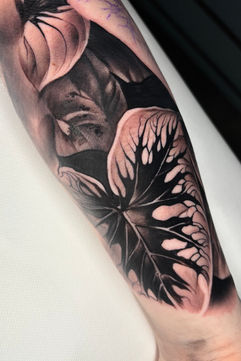 Tatuaggi fotorealistici come se fossero veri di foglie tropicali