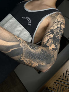 Tatuaggi fotorealistici come se fossero veri su braccio intero