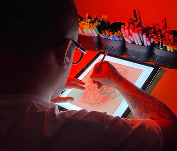 Artista di Metyou tattoo disegna tatuaggi a Como su tavoletta luminosa