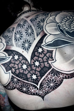 Tatuaggi fotorealistici come se fossero veri sulla schiena