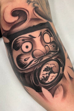 Tatuaggi fotorealistici come se fossero veri di bambola Daruma.