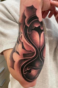 Tatuaggi fotorealistici come se fossero veri: clessidra su braccio