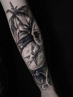 Tatuaggi fotorealistici come se fossero veri: bussola e palme