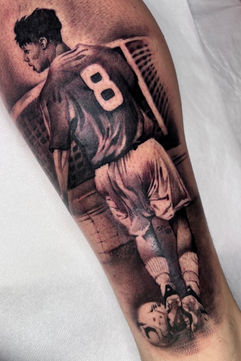 Tatuaggi fotorealistici come se fossero veri di un calciatore