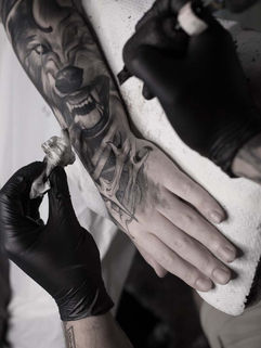 Tatuaggi fotorealistici come se fossero veri di un lupo