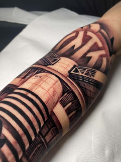 Tatuaggi fotorealistici come se fossero veri su avambraccio