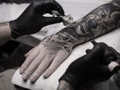 Tatuaggi fotorealistici come se fossero veri su un braccio.