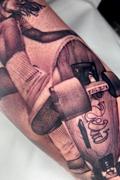 Tatuaggi fotorealistici come se fossero veri di uno skateboarder