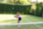 Terrain de tennis avec revêtement en gazon synthétique