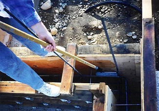 Oiling the foundation wall forms