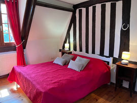 Chambre avec lit double avec salle de bains et toilettes