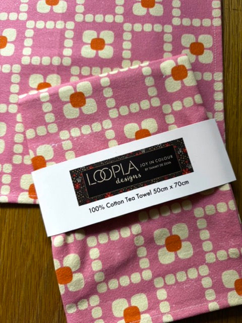 Folded Daisy Check cotton tea towel with Loopla brand belly band packaging. This absorbent flour sack kitchen towel is desig