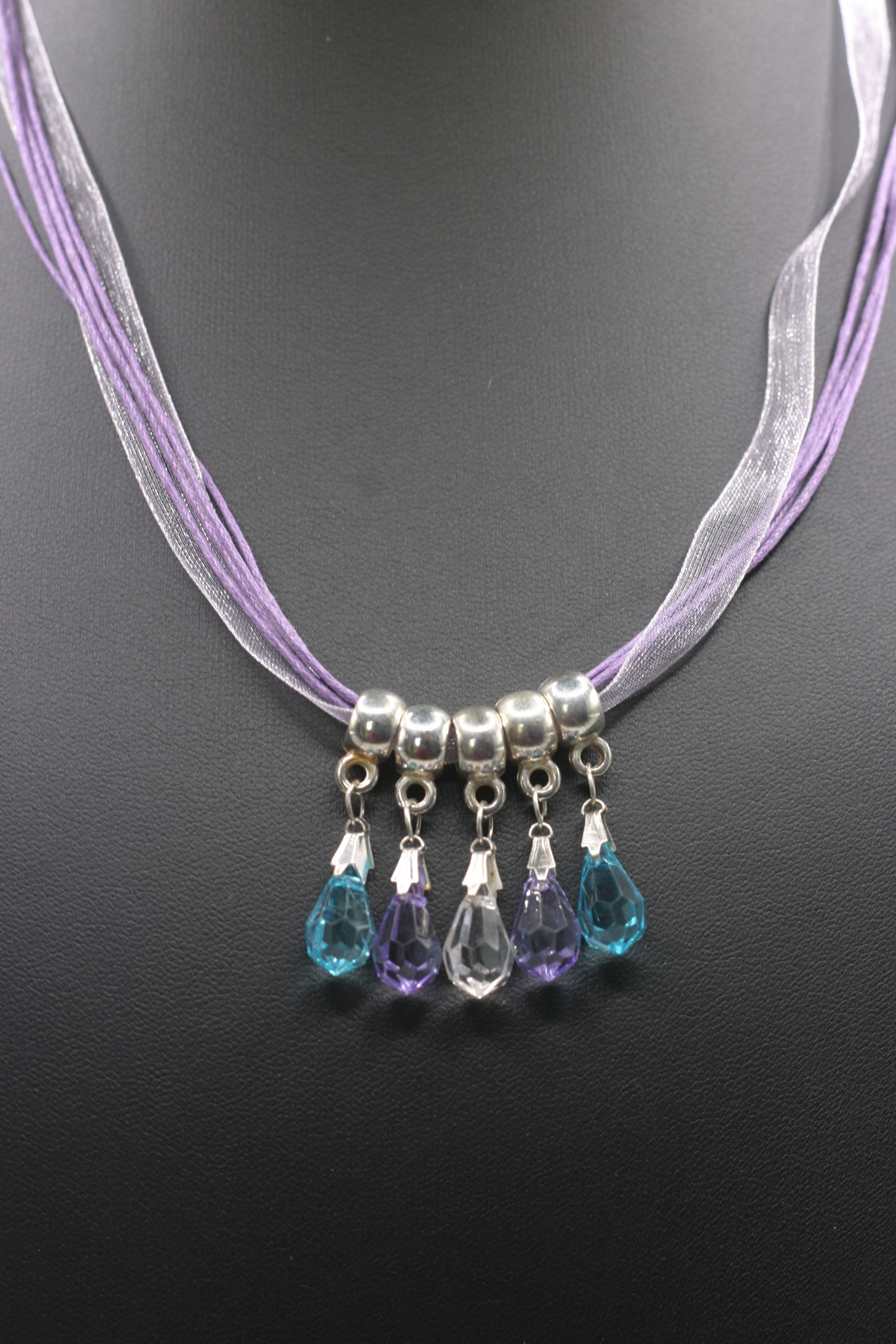 Extendable ribbon necklace with multicoloured crystals