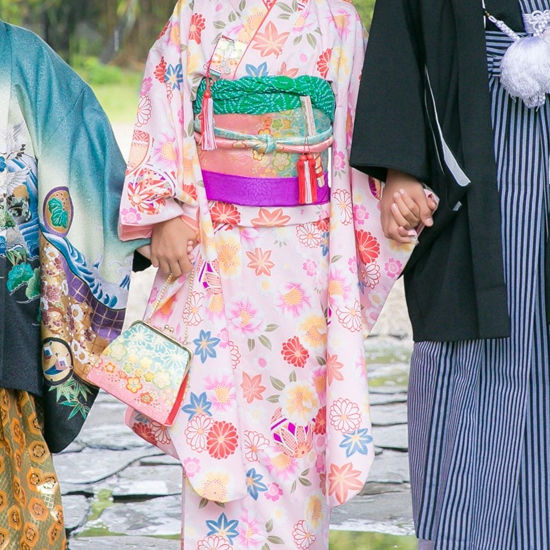 色鮮やかな着物を着て手をつなぐ子供たちの姿