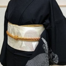 黒地の着物と白い帯の出張着付け例
