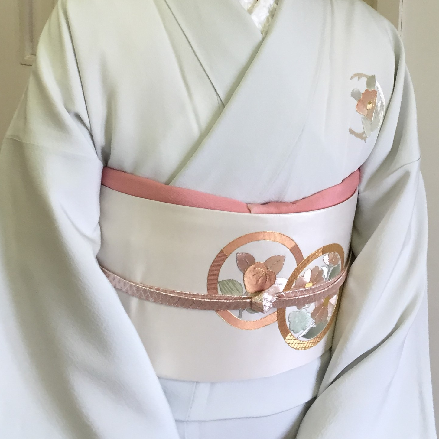 淡い水色の着物にピンクの帯揚げと刺繍入りの帯を合わせた出張着付けの仕上がり
